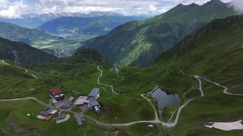 Vue aérienne de Talstation Gletscherjet à Kaprun entouré de sentiers alpins et de montagnes