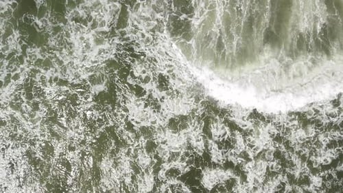 Fond de textures naturelles de vagues de l'océan avec Drone survolant de la mousse à capuchons blancs
