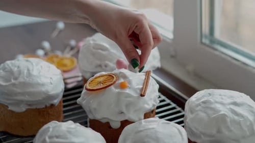 Nahaufnahme der Hand einer kaukasischen Frau dekodiert frisch gekochte Osterkuchen
