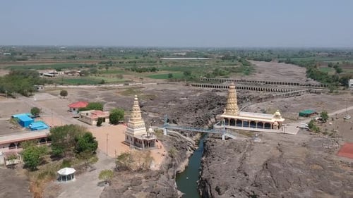 Images aériennes par Drone d'une rivière avec des nids-de-poule - À Nighoj, près de Pune, est célèbre pour