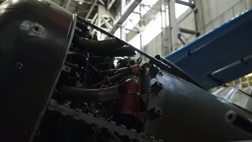 Nahaufnahme eines Propellerflugzeugs bei der Wartung in einem Industriehangar mit Freilegung