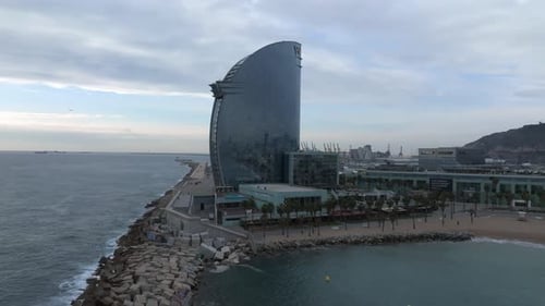 Vista da praia de Barceloneta com o luxuoso hotel W Barcelona à beira-mar