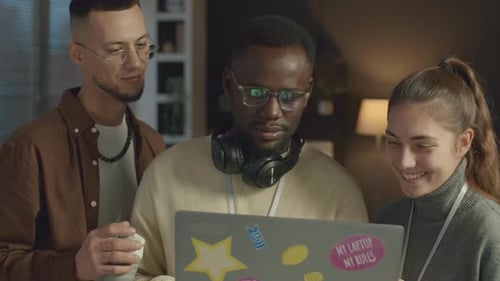 Desarrolladores de software hablan mientras crean una nueva Aplicación en una computadora portátil