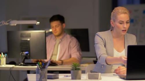 Conceito de negócios, falhas e prazos - Equipe com laptop trabalhando na