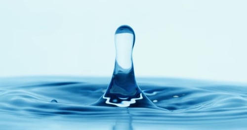 Ein Wassertropfen fällt in Superzeitlupe in einen Wassertropfen. Aufgenommen in Superzeitlupe mit 1600 Bildern pro Sekunde.