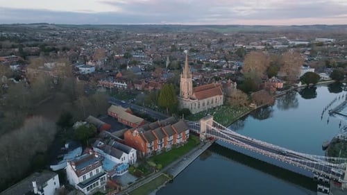 Marlow, Reino Unido Sunset High, ancha estática, tres cuartos sobre el río al atardecer mirando hacia atrás a la ciudad.
