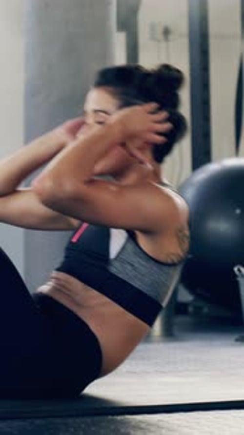 Athlète, femme et situps pour la remise en forme au gymnase pour faire de l'exercice, renforcer le tronc et équilibrer le poids corporel
