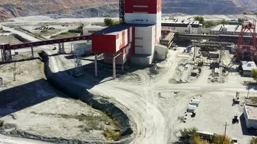 Eine beeindruckende Luftaufnahme einer industriellen Bergbauanlage und schwerer Geräte im Einsatz — Stockclip