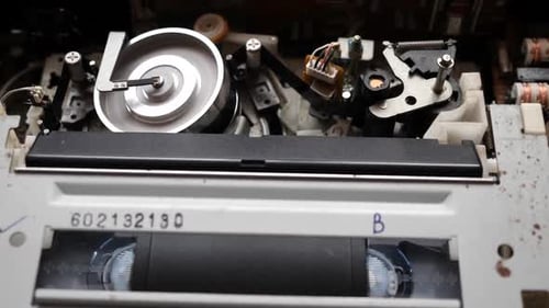 T47, reprodução de cassete VHS. Trabalho da fita do mecanismo estendido