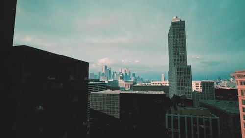 Paisaje urbano con un horizonte urbano animado con una torre distintiva