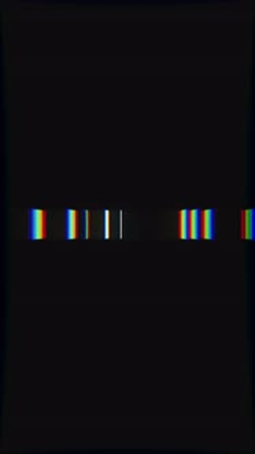 Minimaler abstrakter technischer Hintergrund mit schwebenden RGB-Glitch-Linien auf Schwarz, geeignet für futuristische