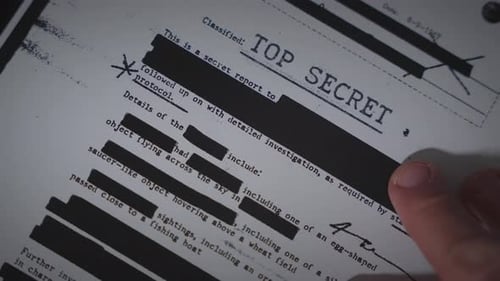 Déposer à la main un document top secret sur le plateau du scanner pour le copier ou le numériser vers un ordinateur. Numérisation