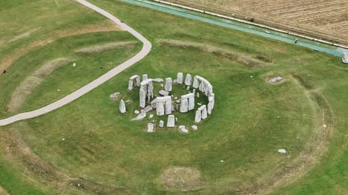 Malerischer Blick von oben auf das ikonische prähistorische Gebäude von Stonehenge in Wiltshire, England