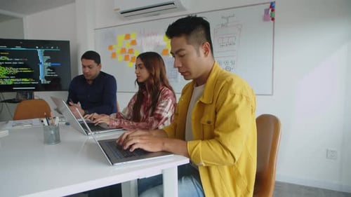 Verschiedene Programmierer arbeiten an Softwareanwendungen