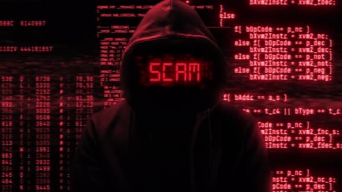 Hacker estafador con capucha y cara estropeada, código digital abstracto de computadora en segundo plano, Dark Web