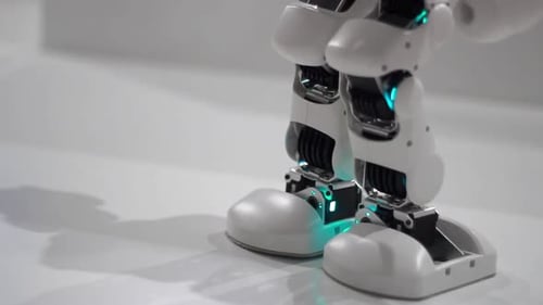 Roboterbeine tanzen. Roboter-Tanzschritte. Nahaufnahme des Tanzens von Roboterbeinen