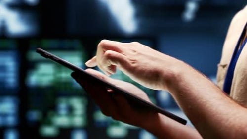IT-Administrator überwacht Server für erneuerbare Energien für nachhaltiges Computing