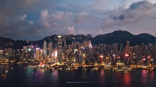 Die Skyline Hongkongs schimmert unter einem Dramatisch Glanz des Stadtbildes in der Dämmerung