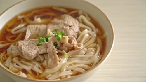 nouilles udon ramen faites maison avec porc dans une soupe de soja ou de shoyu