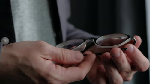 Lunettes à main pour personne