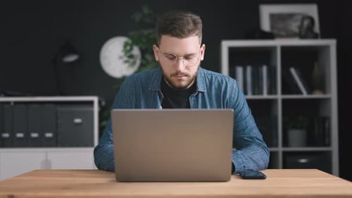 Programador en una elegante oficina doméstica