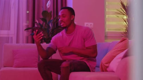 Fröhlicher afroamerikanischer Vlogger, der ein Online-Blog-Video für Social-Media-Videochats mit streamt