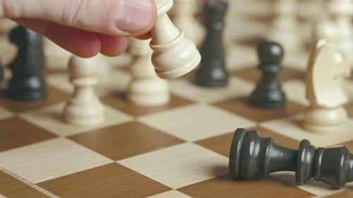 Die Königin schlägt den König nieder