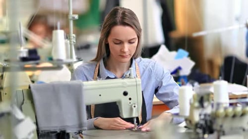 работники швейной фабрики за работой