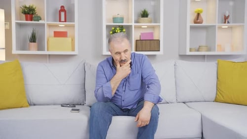Vieil homme malheureux et attentionné à la maison.