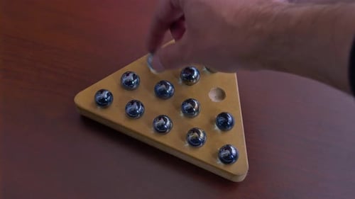 Je joue au solitaire Senku, Triangle Peg. Jeu de billes