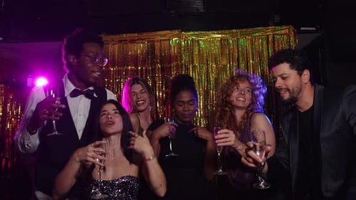 Amigos brindando na festa em câmera lenta do Photo Booth