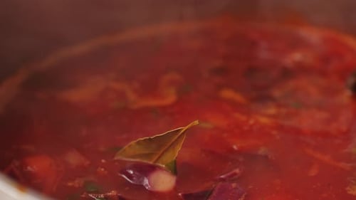 Sopa de remolacha: sopa tradicional rusa, ucraniana, nacional, borsch, sopa roja hirviendo en primer plano