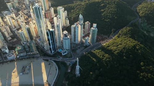Zumbido inclinado hacia abajo sobre la noria de Camboriú y el horizonte iluminado por el sol