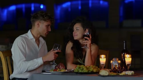 Gros plan d'un couple passionné heureux en amour buvant du vin à un rendez-vous romantique et flirtant