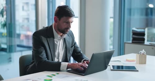 Laptop, digitação e empresário no escritório com pesquisa para relatório financeiro com orçamento da empresa