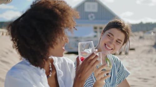 Lunettes à cliqueter en gros plan pour filles lors d'un pique-nique sur la plage