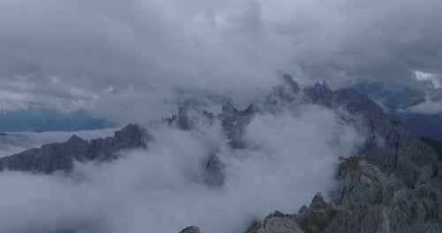 Dramatisch alpine Berggipfel, gehüllt in dichte Wolken und Nebel