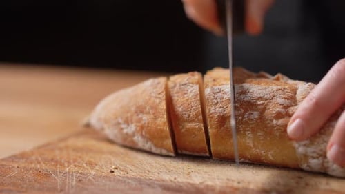 Frisch gebackenes, handwerklich hergestelltes Brot in Scheiben schneiden, perfekte Kruste und weiche Textur, Nahaufnahme
