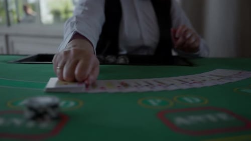 Un croupier répartit des cartes sur une table de casino
