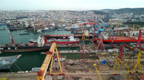 Vol vers l'avant du chantier nautique Cindemir à Istanbul, en Turquie