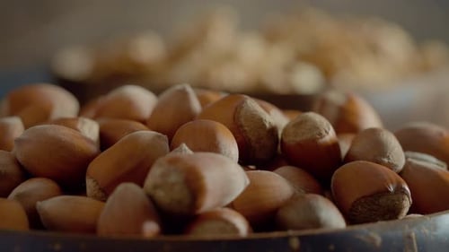 Explorez la richesse des noisettes et des noix dans un bol en bois