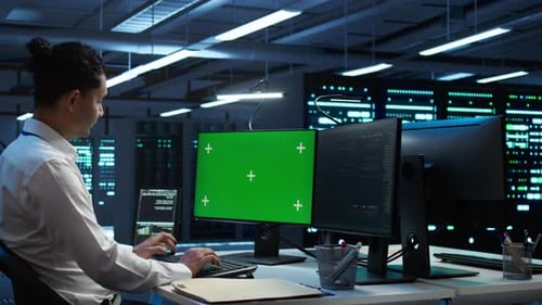 Der Techniker verwendet einen austauschbaren Computerbildschirm für die Arbeit in der Serverfarm, um den Bildschirm auszutauschen