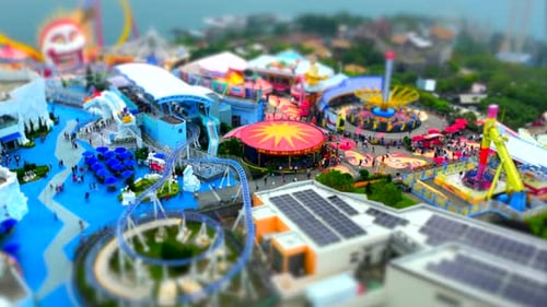 Timelapse inclinado del Parque Temático Ocean Park de Hong Kong en un día soleado, tomada con un Zumbido Gran Angular