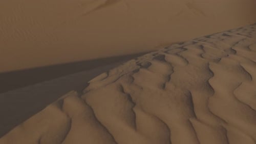 Fahren Sie langsam über die Sanddüne in der Wüste.