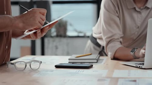 Parceiros de negócios trabalhando no projeto