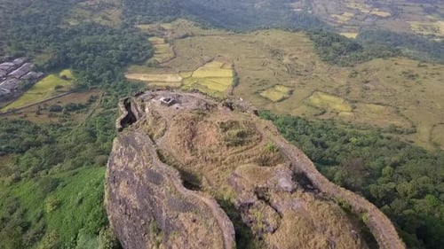 Vue de l'extrémité de Vinchu Kada sur le fort de Lohgad, fortification médiévale perchée au sommet d'une colline