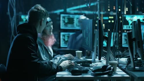 Gruppe von Hackern im Teenageralter, die Cybersicherheitsserver von ihrem unterirdischen Versteck aus mit Viren angreifen