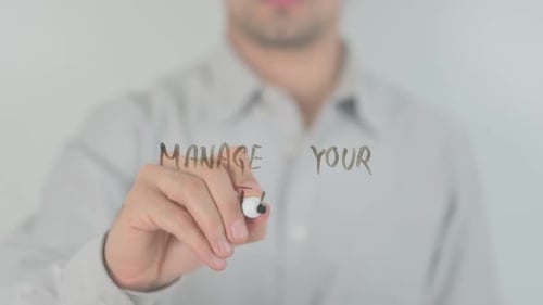 Managen Sie Ihre Zeit und schreiben Sie auf einem transparenten Bildschirm