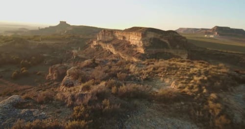Vue aérienne FPV au coucher du soleil survolant une formation rocheuse dans le magnifique paysage du désert de Monegros à S.