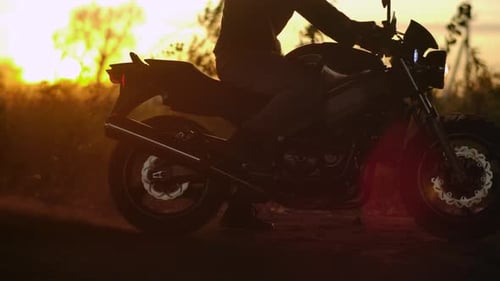 Nahaufnahme des Rades eines leistungsstarken Sportmotorrads, Silhouette, Startbewegung, Slow Mo